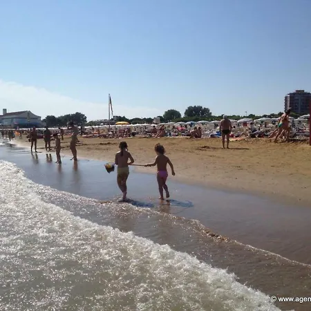 아파트 Lignano Pineta With Nice Furniture